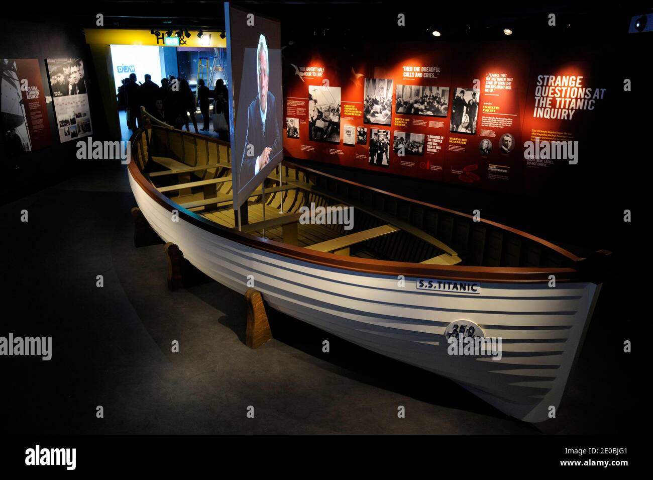 Una replica di 25 piedi di una scialuppa di salvataggio Titanic alla mostra Titanic Belfast (Gallery 7: The Aftermath) a Belfast, Regno Unito nel marzo 2012. 48 imbarcazioni di salvataggio sarebbero state necessarie per tenere tutti i passeggeri. Titanic salpa con soli 20. La mostra, che si estende su nove gallerie, è considerata un viaggio interattivo nella mitologia del Titanic, dalla concezione all'esplorazione del relitto. Foto di David Lefranc/ABACAPRESS.COM Foto Stock