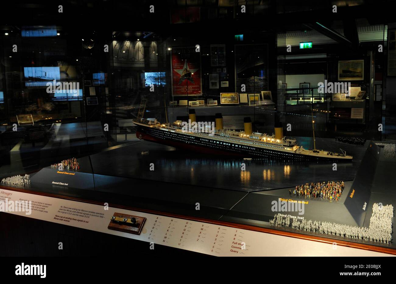 Impressionante modello del naufragio illuminato del Titanic RSM con la proporzione della perdita in esposizione alla mostra TITANICA al Transport Museum di Belfast, Regno Unito nel marzo 2012. Foto di David Lefranc/ABACAPRESS.COM Foto Stock