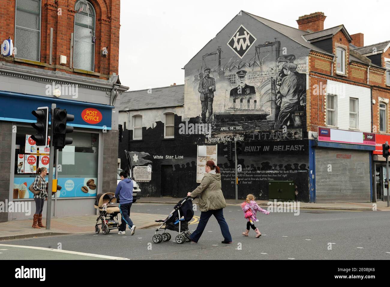 Questo murale in un'area protestante rende omaggio al Capitano Smith, morto nel lavello del Titanic, a Belfast, Regno Unito nel marzo 2012. Foto Stock