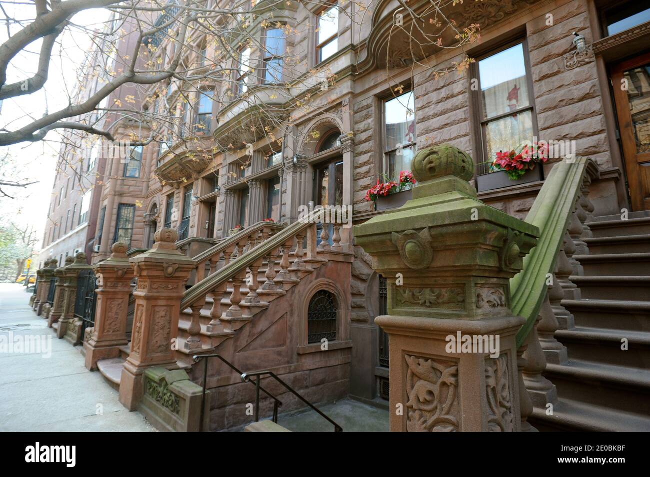 Vista del patrimonio architettonico di Harlem. Harlem è un quartiere nel quartiere di New York City di Manhattan, che sin dagli anni '20 è stato un importante centro residenziale, culturale e finanziario afroamericano. Originariamente un villaggio olandese, formalmente organizzato nel 1658, prende il nome dalla città di Haarlem nei Paesi Bassi. Harlem fu annessa a New York City nel 1873 il 28 marzo 2012 a New York City, NY, USA. Patrioine Architectural de Harlem. Harlem est un quartier du borough de Manhattan, dans la ville de New York,qui, depuis les annees 1920 a été un Grand centre residentiel, culturel et Foto Stock