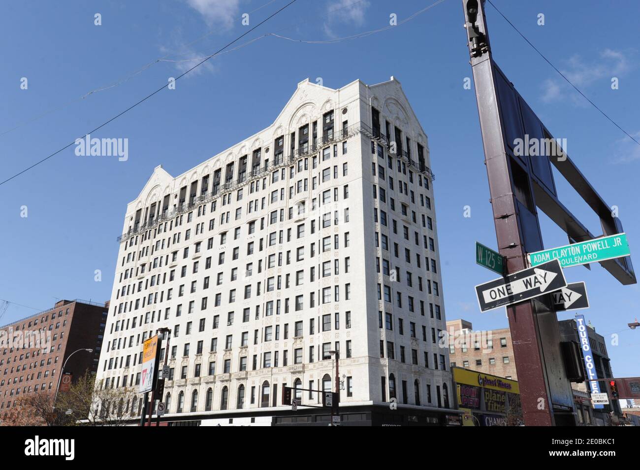 L'Hotel Theresa era un vivace centro di vita nera ad Harlem, New York, a metà del XX secolo. L'hotel si trova all'intersezione di Adam Clayton Powell Jr. Boulevard e West 125th Street (Martin Luther King, Jr. Boulevard). L'hotel e' stato costruito dal broker tedesco Gustavus Sidenberg (1843?1915), e disegnato dalla ditta Buchman and Fox in uno stile neo-rinascimentale. Ha aperto nel 1913 e da allora, fino alla costruzione dell'Adam Clayton Powell Jr. State Office Building dall'altra parte della strada nel 1973, l'edificio più alto di Harlem. Ha una suggestiva facciata in mattoni bianchi e Foto Stock