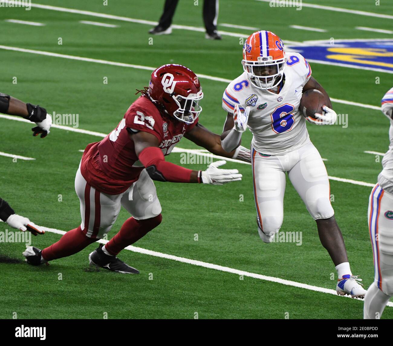 Arlington, Stati Uniti. 30 dicembre 2020. Il Nay'Quan Wright della Florida passa accanto al DaShaqwn White dell'Oklahoma durante la prima metà del Goodyear Cotton Bowl Classic mercoledì 30 dicembre 2020 all'AT&T Stadium di Arlington, Texas. Foto di Ian Halperin/UPI Credit: UPI/Alamy Live News Foto Stock