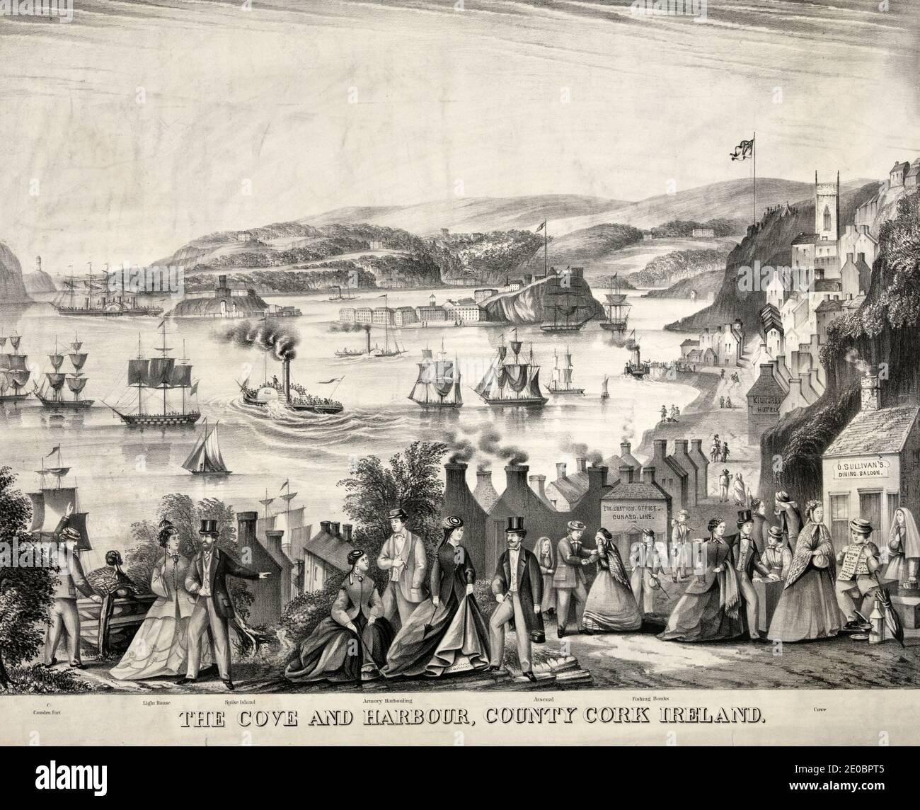 La baia e il porto, County Cork Ireland - Stampa mostra una vista del porto di County Cork, Irlanda, da una strada in alto, con molti pedoni ben vestiti, diversi edifici, tra cui 'o'Sullivan's Dining, Saloon', 'Emigration Office, Cunard Line', e 'Kilmurry Hotel', e diverse navi a vapore e a vela nel porto. Alcune caratteristiche sono identificate come Camden Fort, Light House, Spike Island, Armory Harbourling, Arsenal, Fishing Banks, e Cove Foto Stock