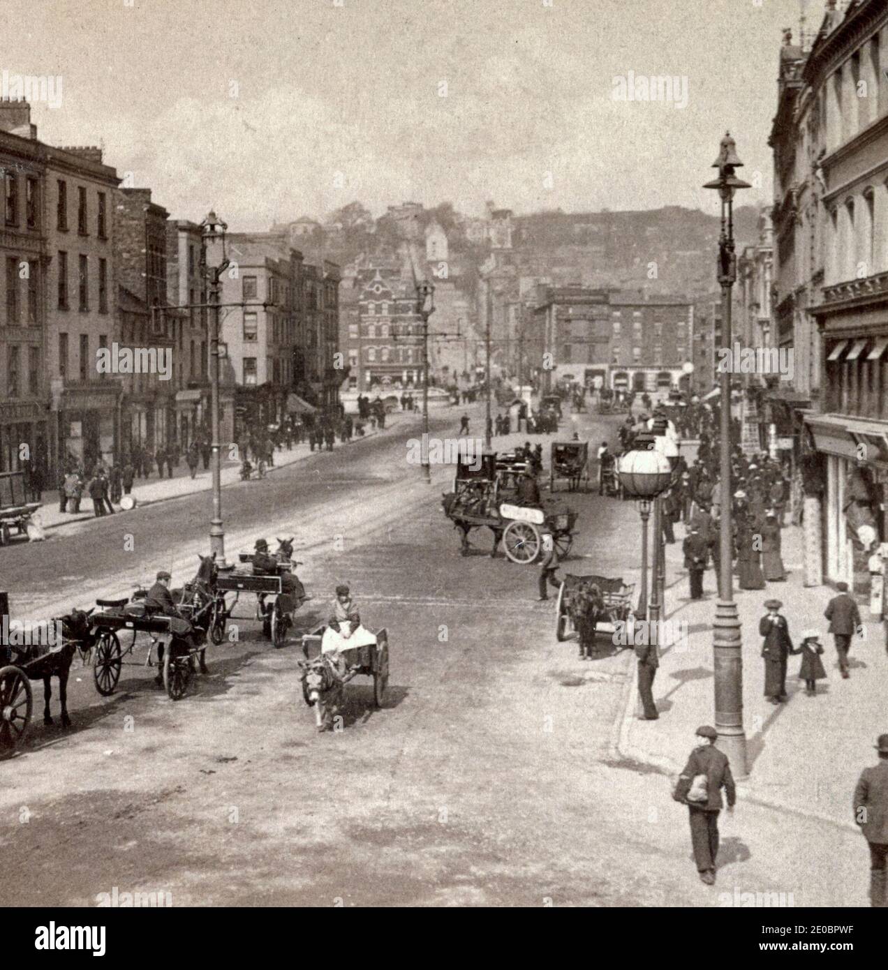 St. Patrick's Street, ponte e collina--strada di Cork, Irlanda, circa 1903 Foto Stock
