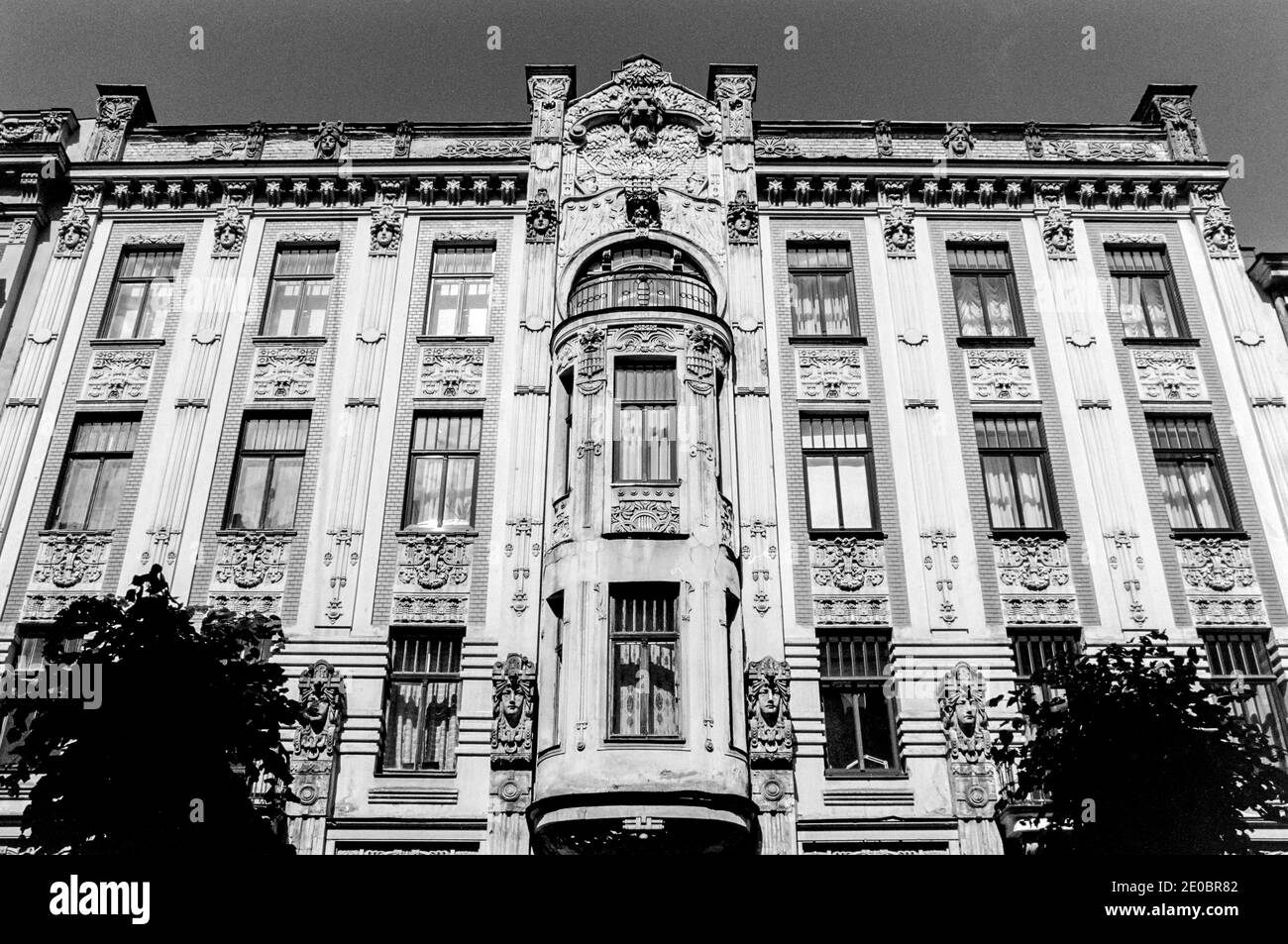 Facciata di stile art nouveau edificio di appartamenti in Alberta street (Alberta iela 8) dall'architetto Mikhail Eisenstein in Riga Foto Stock