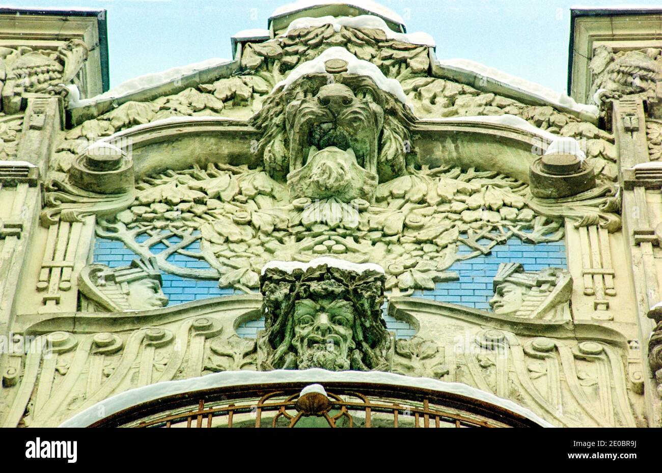 Facciata di stile art nouveau edificio di appartamenti in Alberta street (Alberta iela 8) dall'architetto Mikhail Eisenstein in Riga Foto Stock