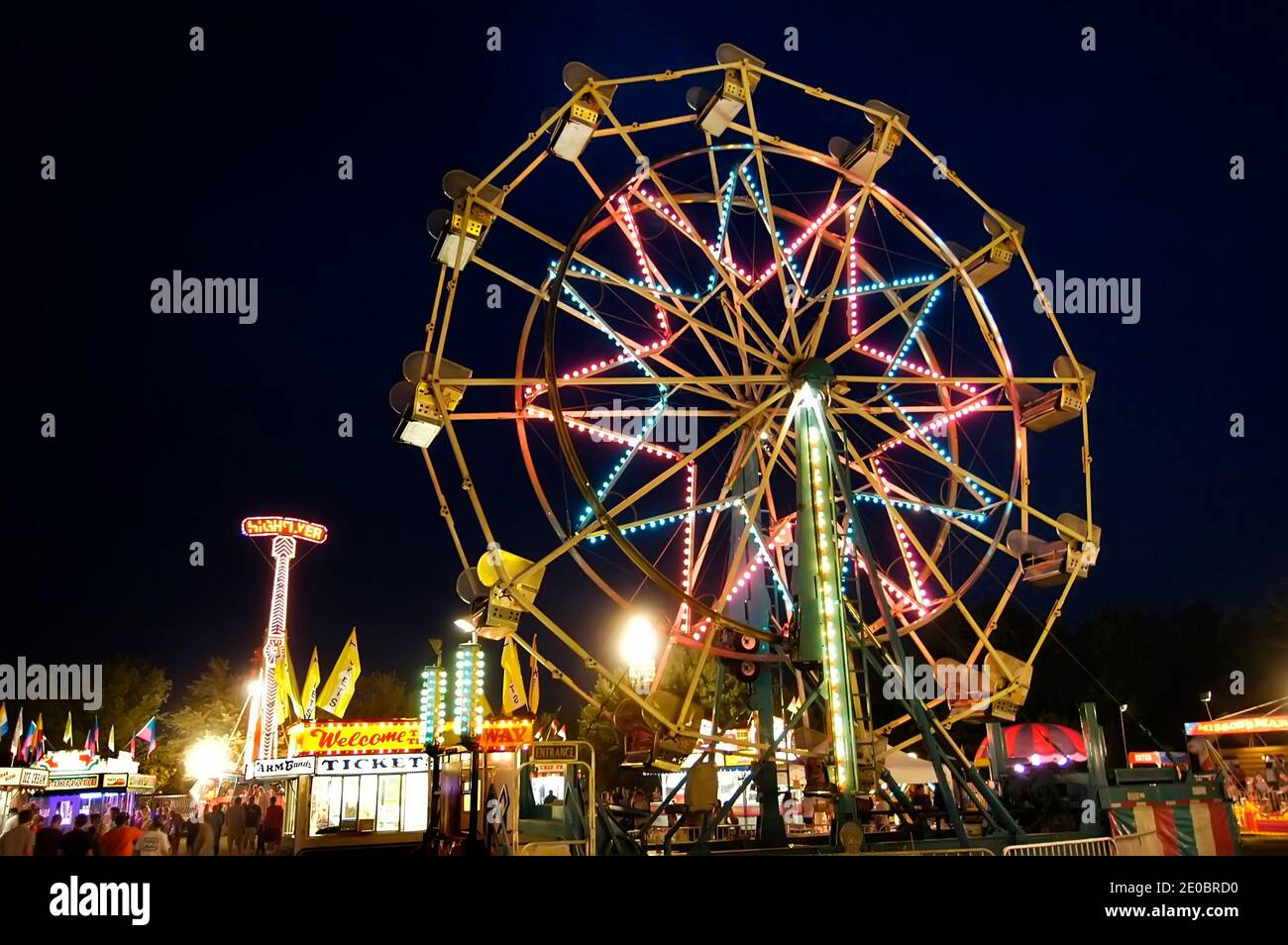 Ruota panoramica in un carnevale di notte durante un festival Foto Stock