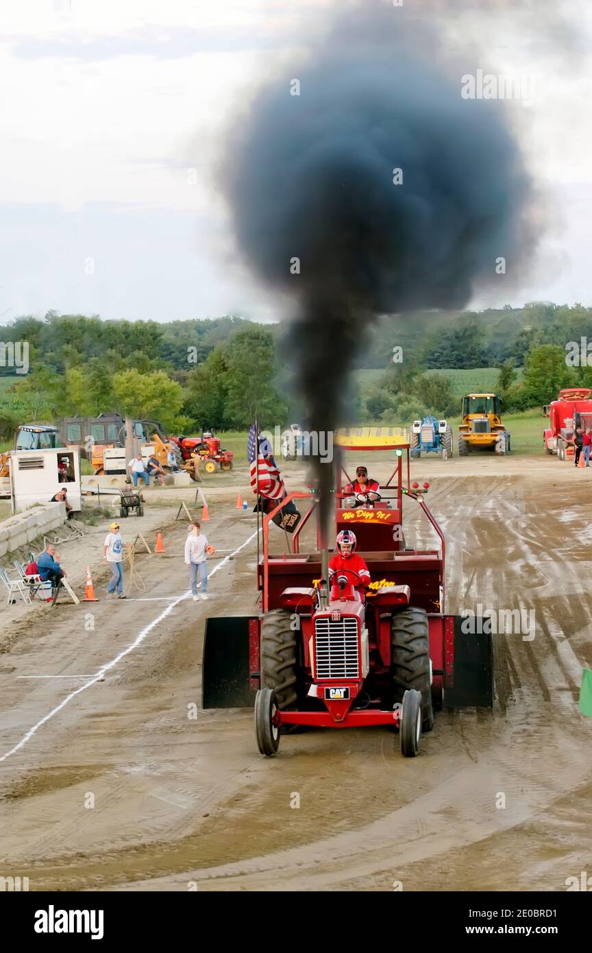 Agricoltore partecipa a un trattore tirare contest Foto Stock
