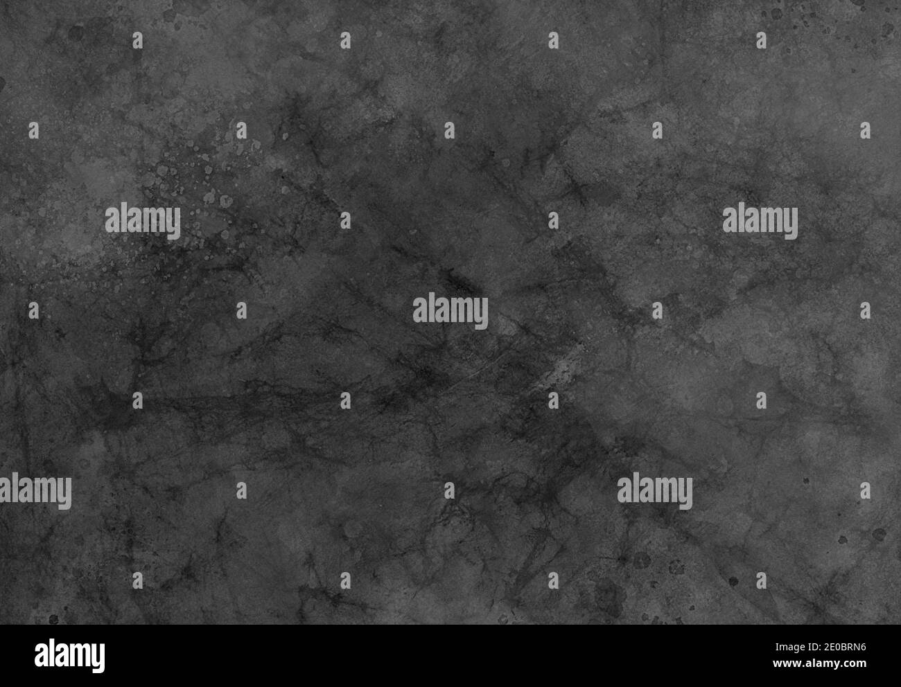 Trama di fondo nera, vecchia vernice grunge spruzzata su carta stropicciata stropicciata con crepe scure marmorizzate con motivo grugnoso Foto Stock