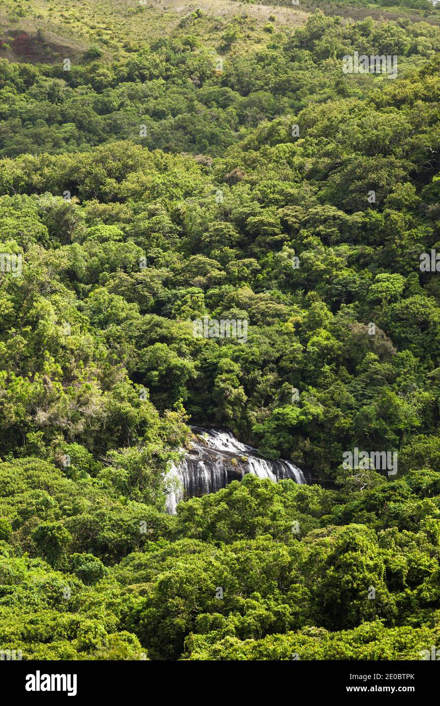 Vista a distanza della cascata di Ngardmau e profondo jngule della montagna foresta pluviale, Ngardmau, Isola di Babeldaob, Palau, Micronesia, Oceania Foto Stock