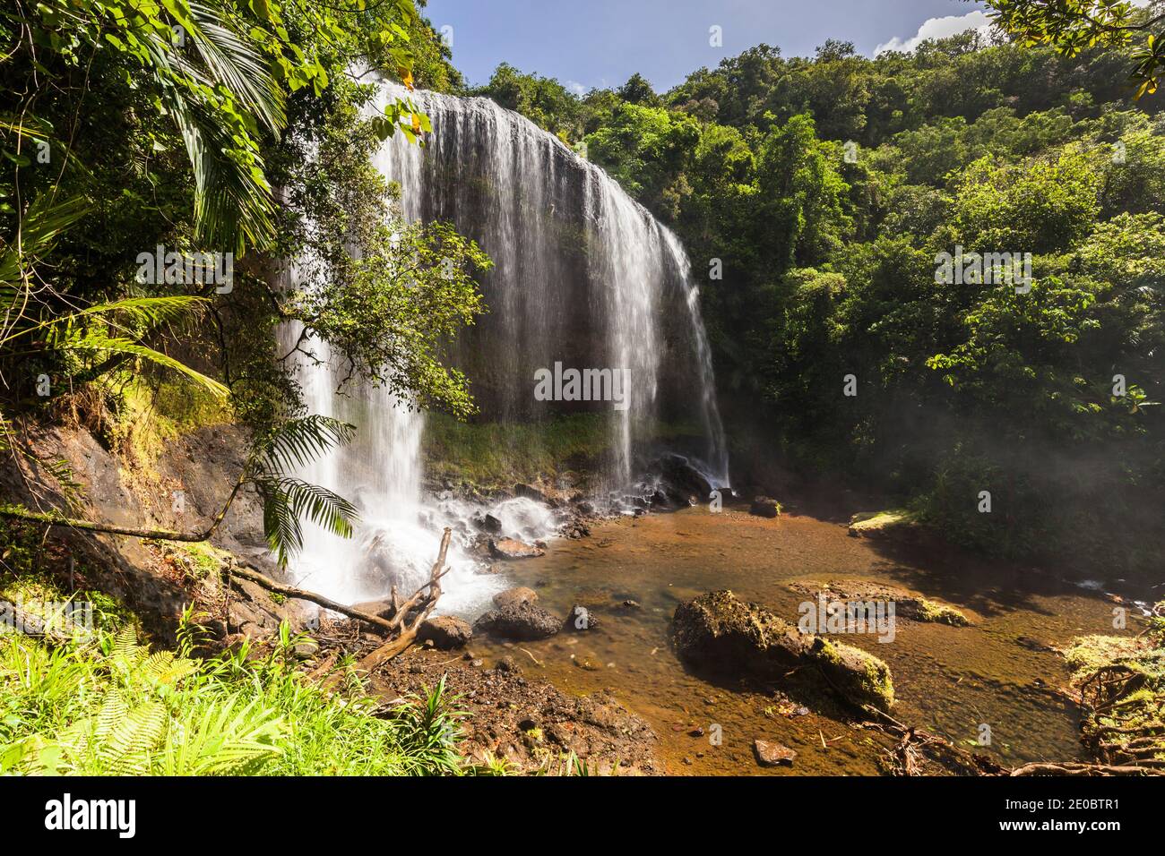 Cascata di Ngardmau nel profondo jngule della montagna foresta pluviale, Ngardmau, Isola di Babeldaob, Palau, Micronesia, Oceania Foto Stock