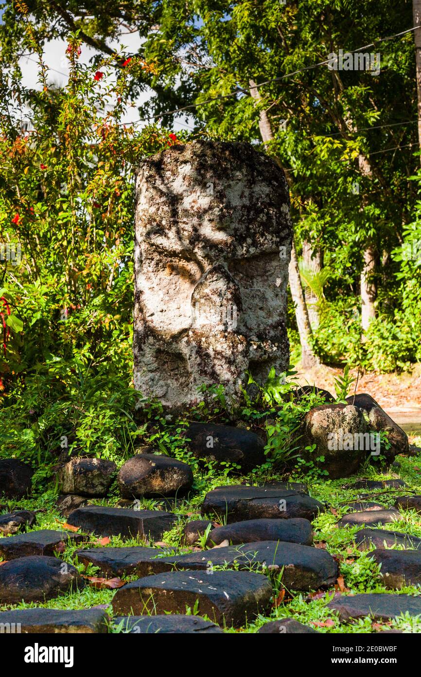 Monolito tradizionale di pietra faccia, chiamato Madre e Bambino, vicino a Ngermid, Isola di Koror, Koror, Palau, Micronesia, Oceania Foto Stock