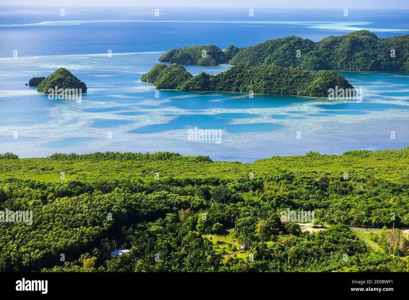 Vista aerea delle isole di roccia, isola di Babeldaob, zona meridionale vicino all'aeroporto internazionale di Palau, isola di Babeldaob, Palau, Micronesia, Oceania Foto Stock