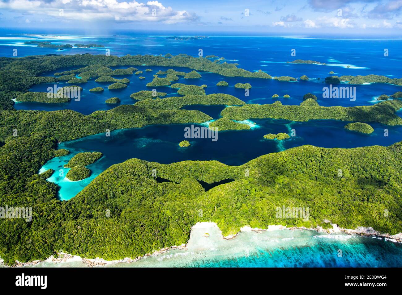 Vista aerea delle Isole Rock, sull'arcipelago dell'isola di Mecherchar, o Eil Malk, Koror, Palau, Micronesia, Oceania Foto Stock
