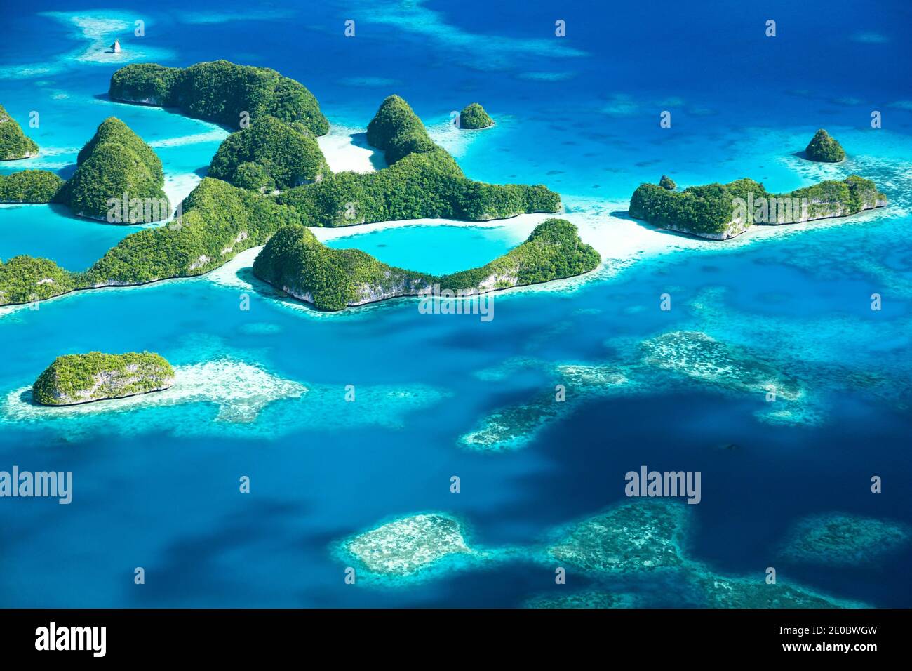 Veduta aerea delle Isole Settanta, delle Isole Rock, sull'arcipelago dell'isola di Ngerukewid (Ngerukeuid), Koror, Palau, Micronesia, Oceania Foto Stock