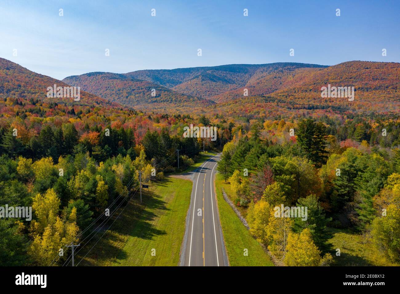Hunter Mountain colorata nella parte settentrionale dello stato di New York durante il fogliame dell'autunno. Foto Stock