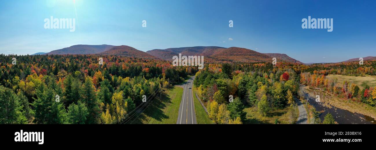 Hunter Mountain colorata nella parte settentrionale dello stato di New York durante il fogliame dell'autunno. Foto Stock