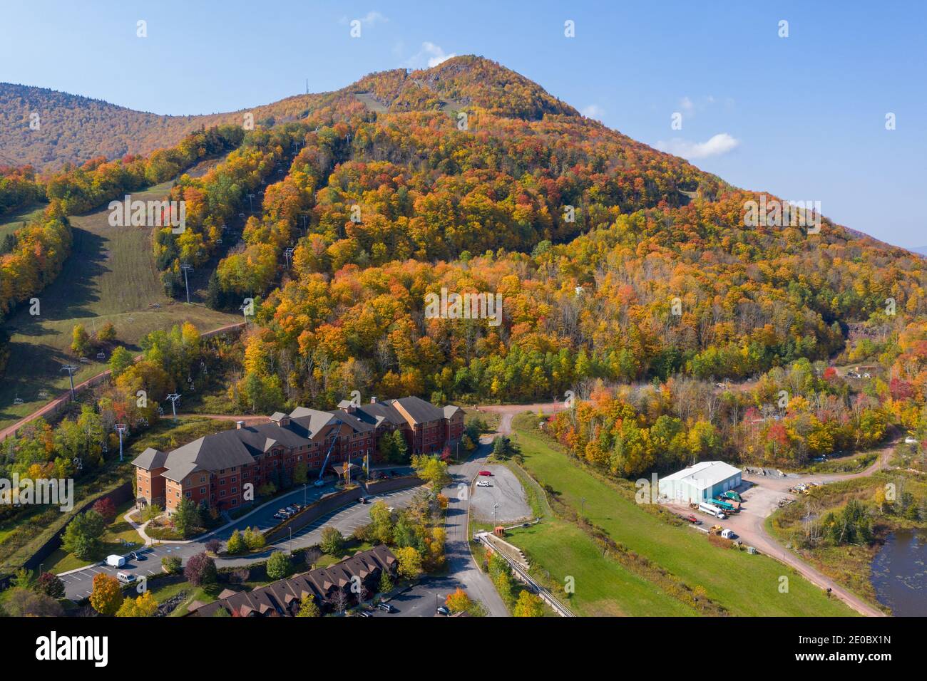Colorata Hunter Ski Mountain nella parte settentrionale dello stato di New York durante il fogliame dell'autunno. Foto Stock