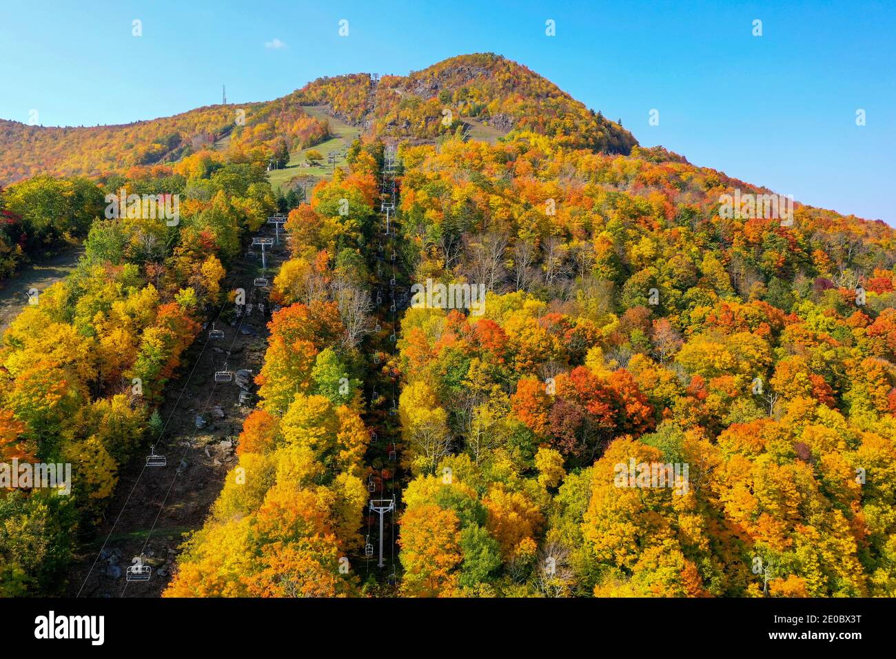 Colorata Hunter Ski Mountain nella parte settentrionale dello stato di New York durante il fogliame dell'autunno. Foto Stock