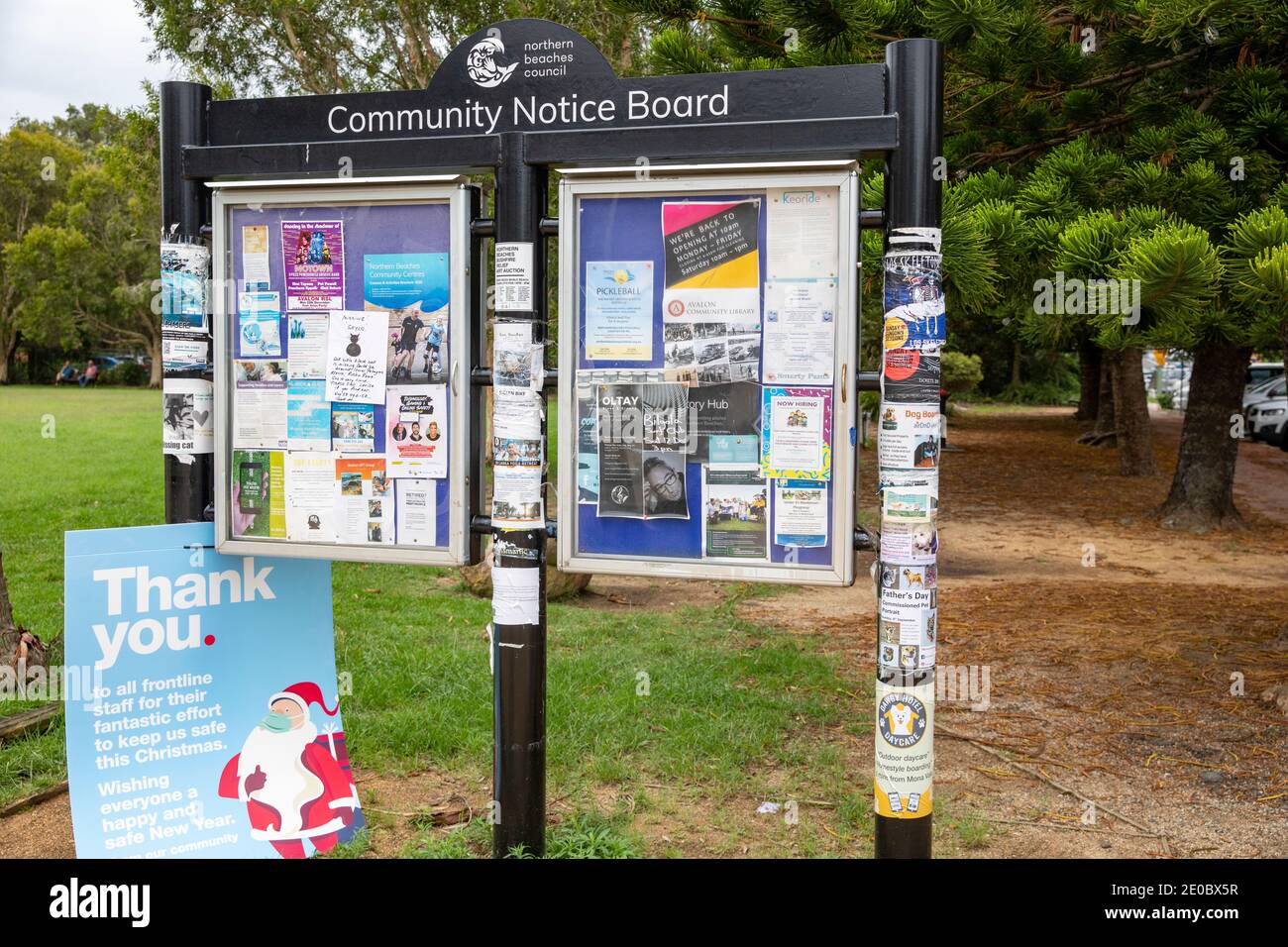 Avalon Beach Sydney con un messaggio di ringraziamento di Natale a. Personale di front-line per la sicurezza delle persone durante l'epidemia di COVID 19 sulle spiagge settentrionali Foto Stock