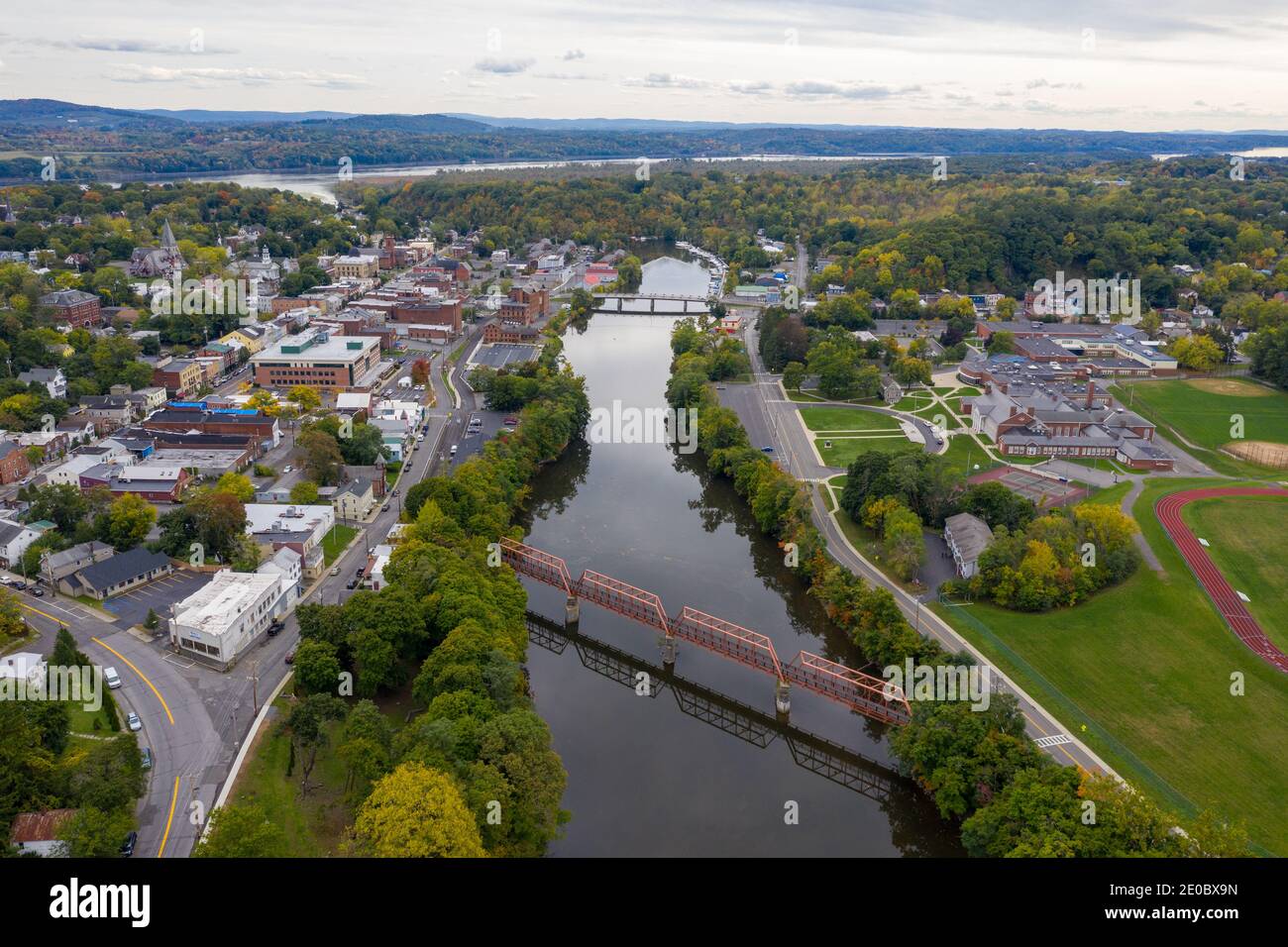 Il ponte nero è un ponte di capriate riabilitato Pratt attraverso Catskill Creek a Catskill, New York. Foto Stock
