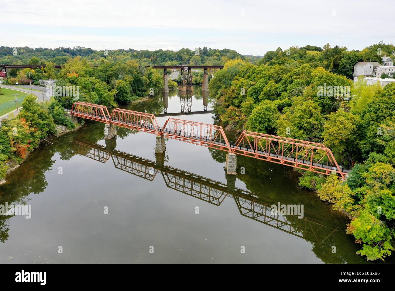 Il ponte nero è un ponte di capriate riabilitato Pratt attraverso Catskill Creek a Catskill, New York. Foto Stock