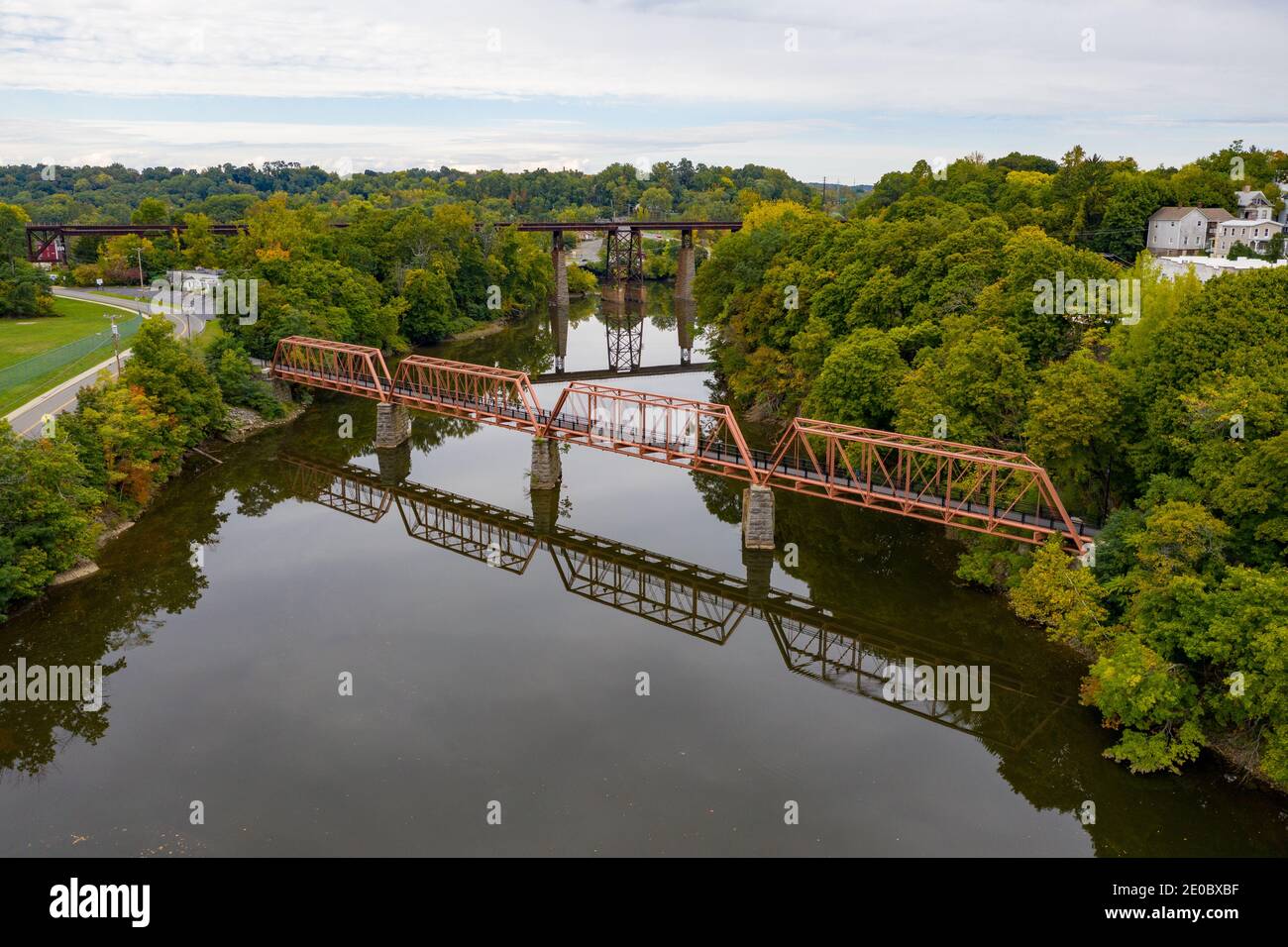 Il ponte nero è un ponte di capriate riabilitato Pratt attraverso Catskill Creek a Catskill, New York. Foto Stock