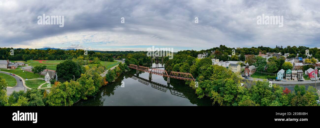 Il ponte nero è un ponte di capriate riabilitato Pratt attraverso Catskill Creek a Catskill, New York. Foto Stock