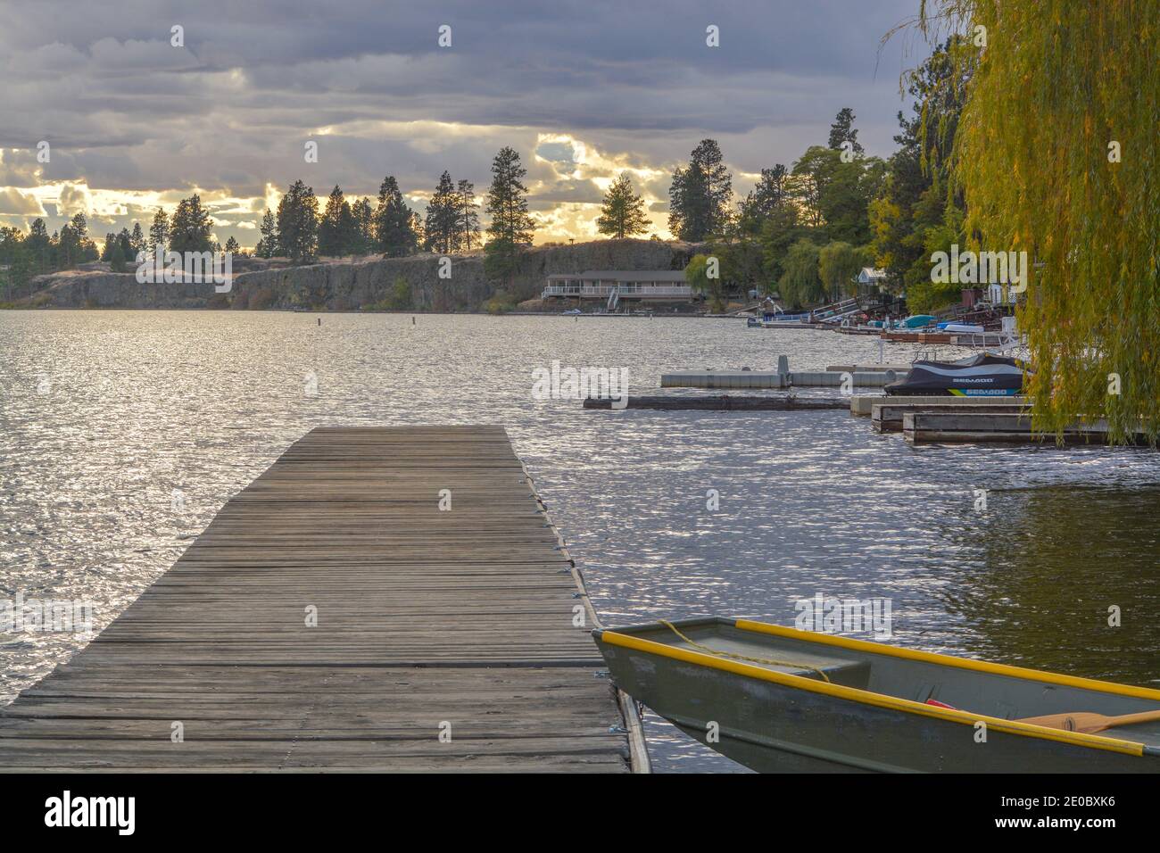 Pesca ormeggio sulle acque del lago Williams a Cheney, Spokane County, Washington Foto Stock
