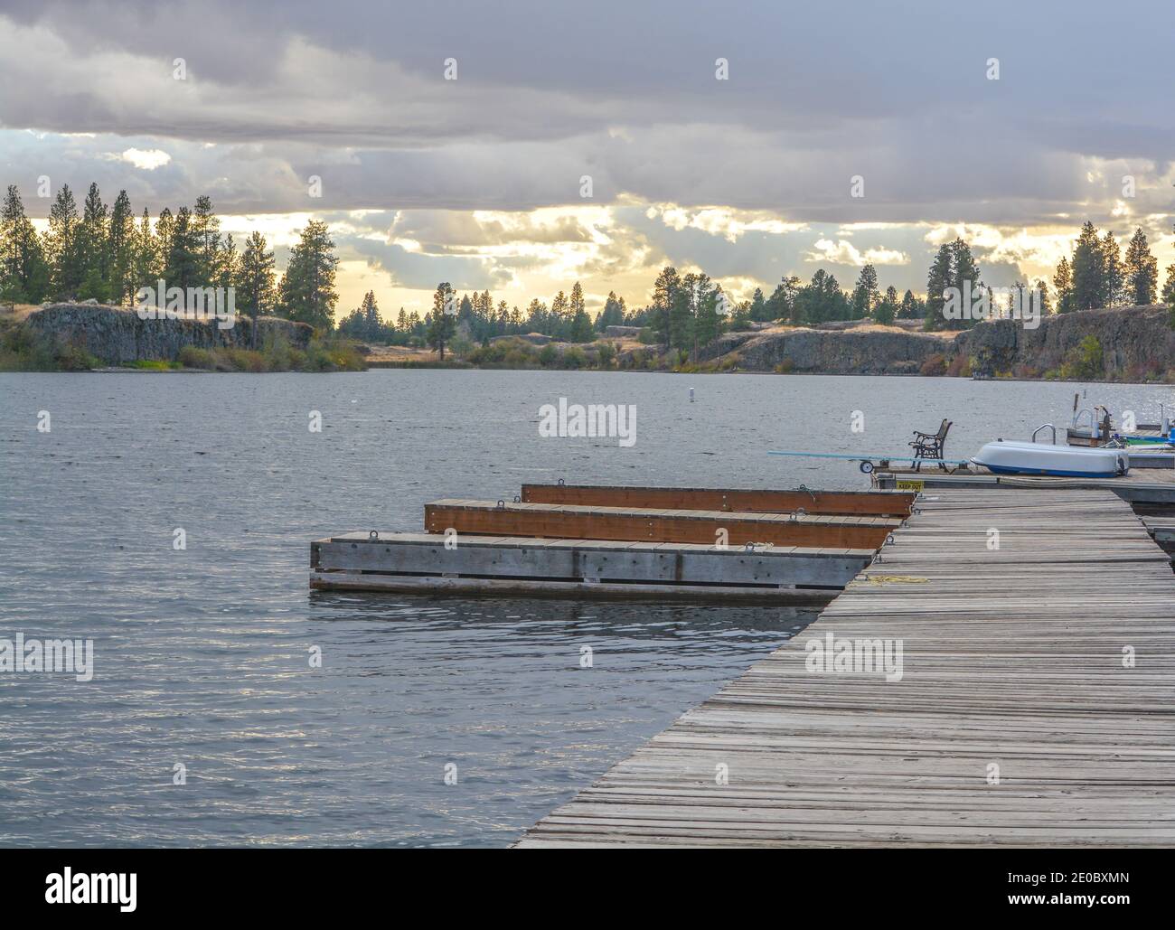 Pesca ormeggio sulle acque del lago Williams a Cheney, Spokane County, Washington Foto Stock