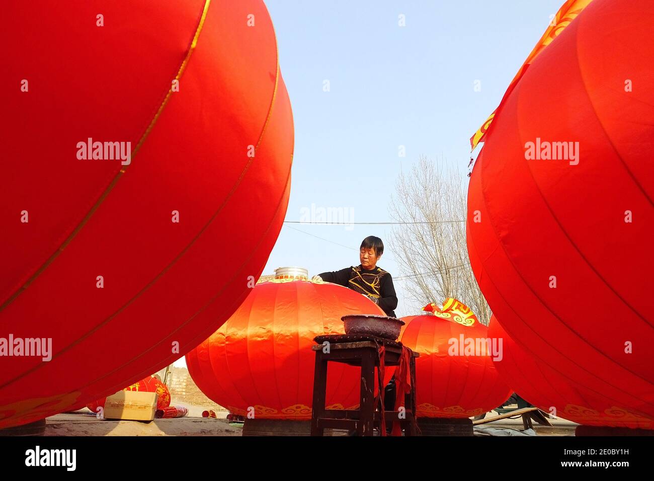 Con l'avvicinarsi del giorno di Capodanno e del festival di primavera, scene di abitanti del villaggio che fanno lanterne rosse e accogliendo il nuovo anno possono essere viste ovunque a Yangzh Foto Stock