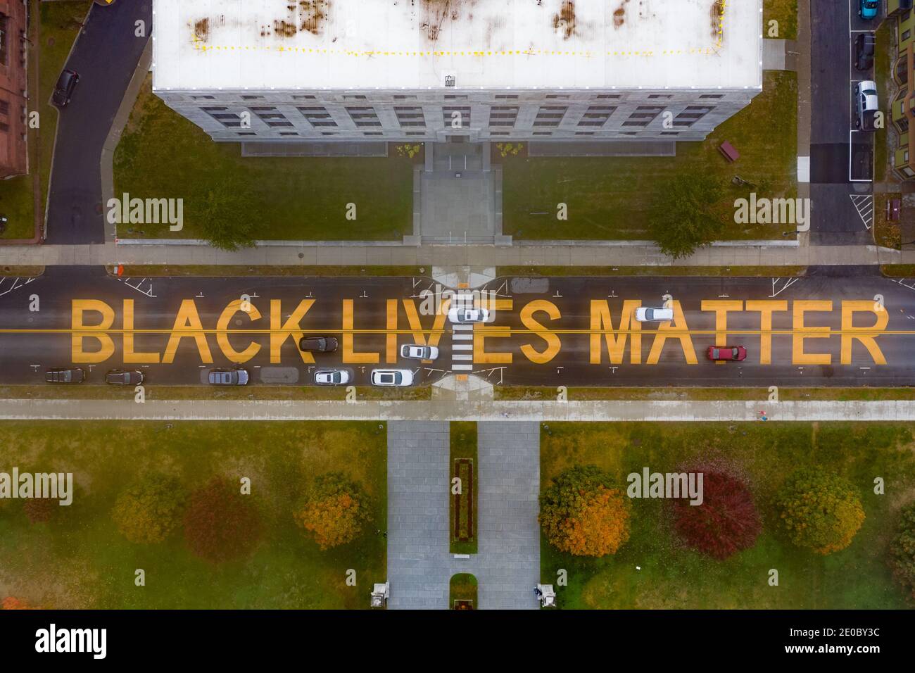 Black Lives materia iscritta in grandi lettere gialle su state Street a Montpelier, Vermont. Foto Stock
