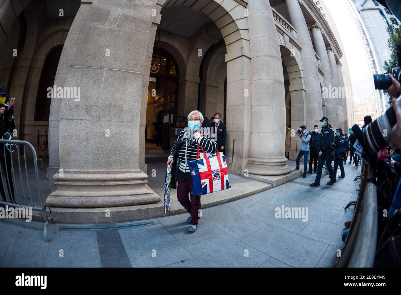 Hong Kong, Cina. 31 dicembre 2020. La nonna Wong (Alexandra Wong) esce dalla Corte d'appello finale dopo un'udienza urgente richiesta dal Dipartimento di Giustizia sul salvataggio concesso a Media Tycoon Jimmy Lai per presunte violazioni della legge sulla sicurezza nazionale. La nonna Wong generalmente va ora per sostenere i manifestanti o altri attivisti democratici con la sua borsa britannica. Credit: Visioni di Asia/Alamy Live News Foto Stock