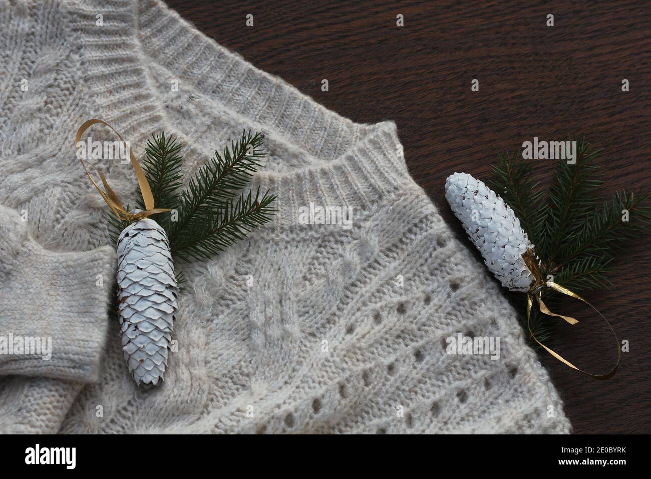 Acquisto e vendita online di Natale concetto. Giacitura piatta di maglia donna con decorazioni natalizie Foto Stock