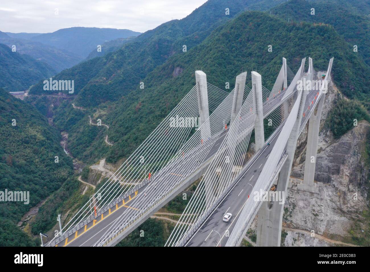 La sezione Wencheng-Taishun della superstrada di Lining apre al traffico nella provincia di Zhejiang, Cina, 22 dicembre 2020. 'County-to-County Expressway' ha Foto Stock