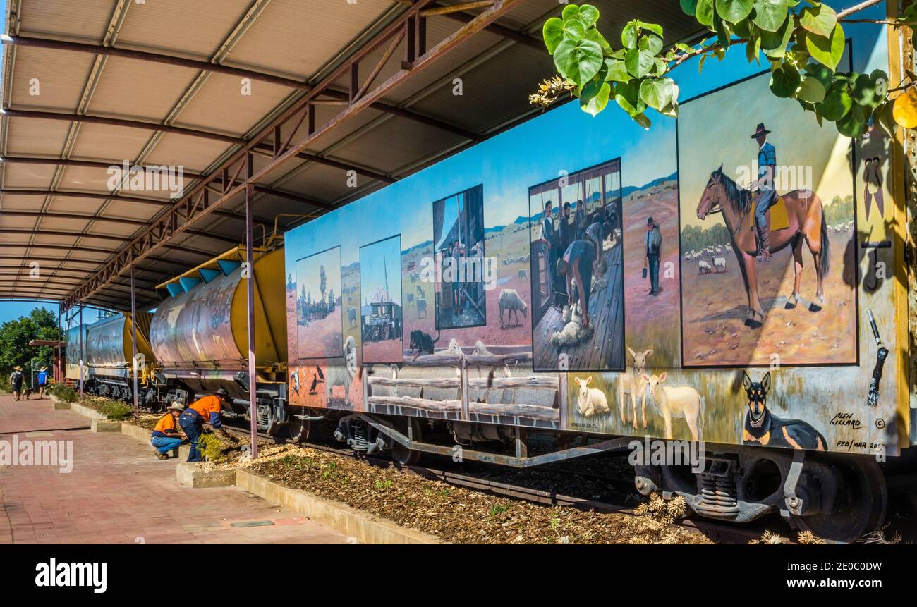Progetto di murales vagoni ferroviari al Centro storico di Clermont, quattro carri ferroviari dipinti con murales raffiguranti le industrie di Clermont, che utilizzano Foto Stock
