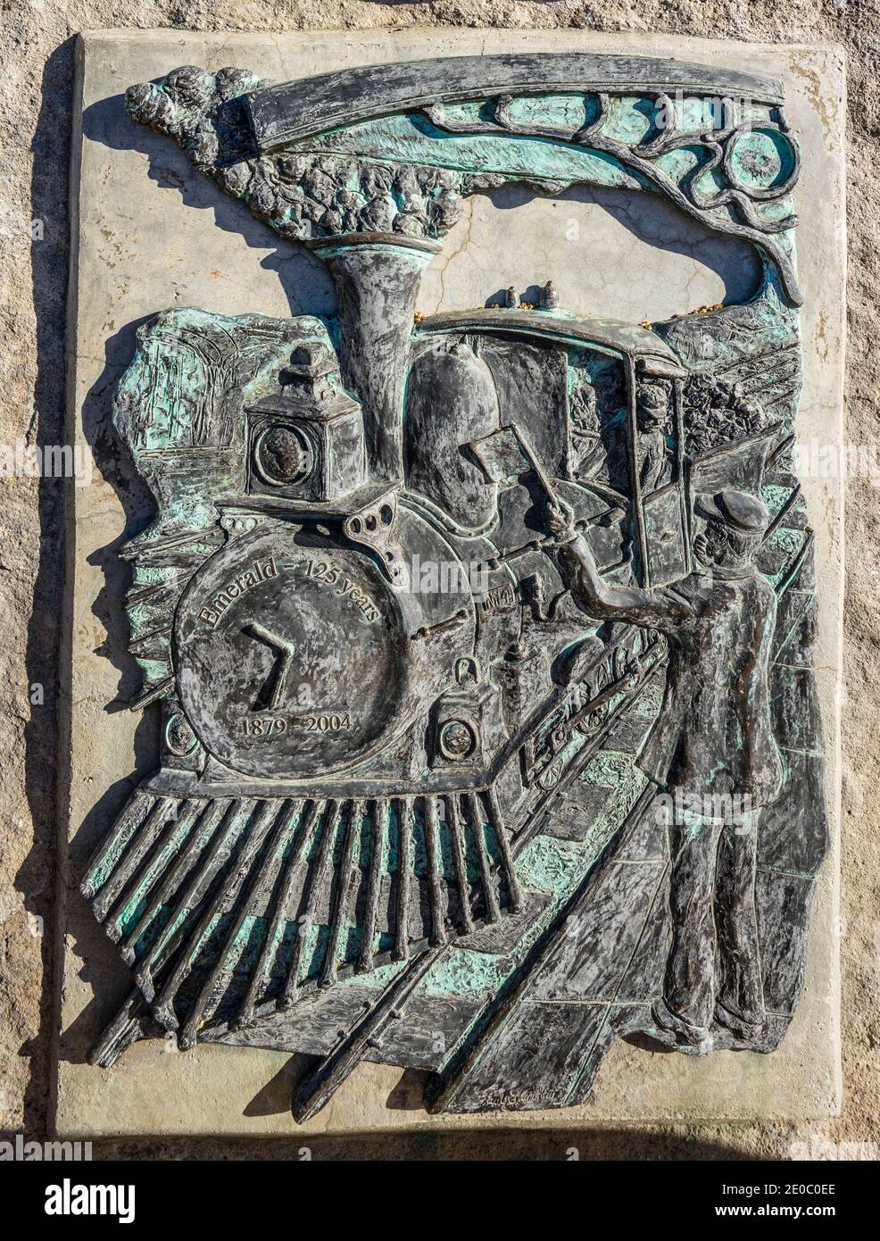 Lapide commemorativa alla stazione ferroviaria di Emerald, patrimonio dell'umanità, sulla linea ferroviaria Central Western, Emerald, Central Highlands Region, Queensland, Au Foto Stock