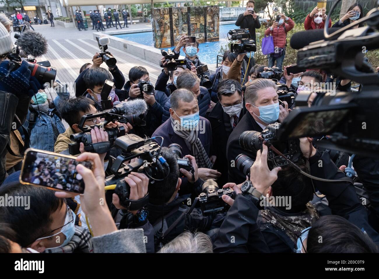 Jimmy Lai (M), il magnate dei media pro-democrazia di Hong Kong, arriva alla Corte di fronte a un ricorso contro la sua cauzione.i 73 anni detenuti ai sensi di una nuova legge nazionale sulla sicurezza, la settimana scorsa, hanno ricevuto un'assistenza a condizioni rigorose, tra cui gli arresti domiciliari e il divieto di posti sui social media. Foto Stock