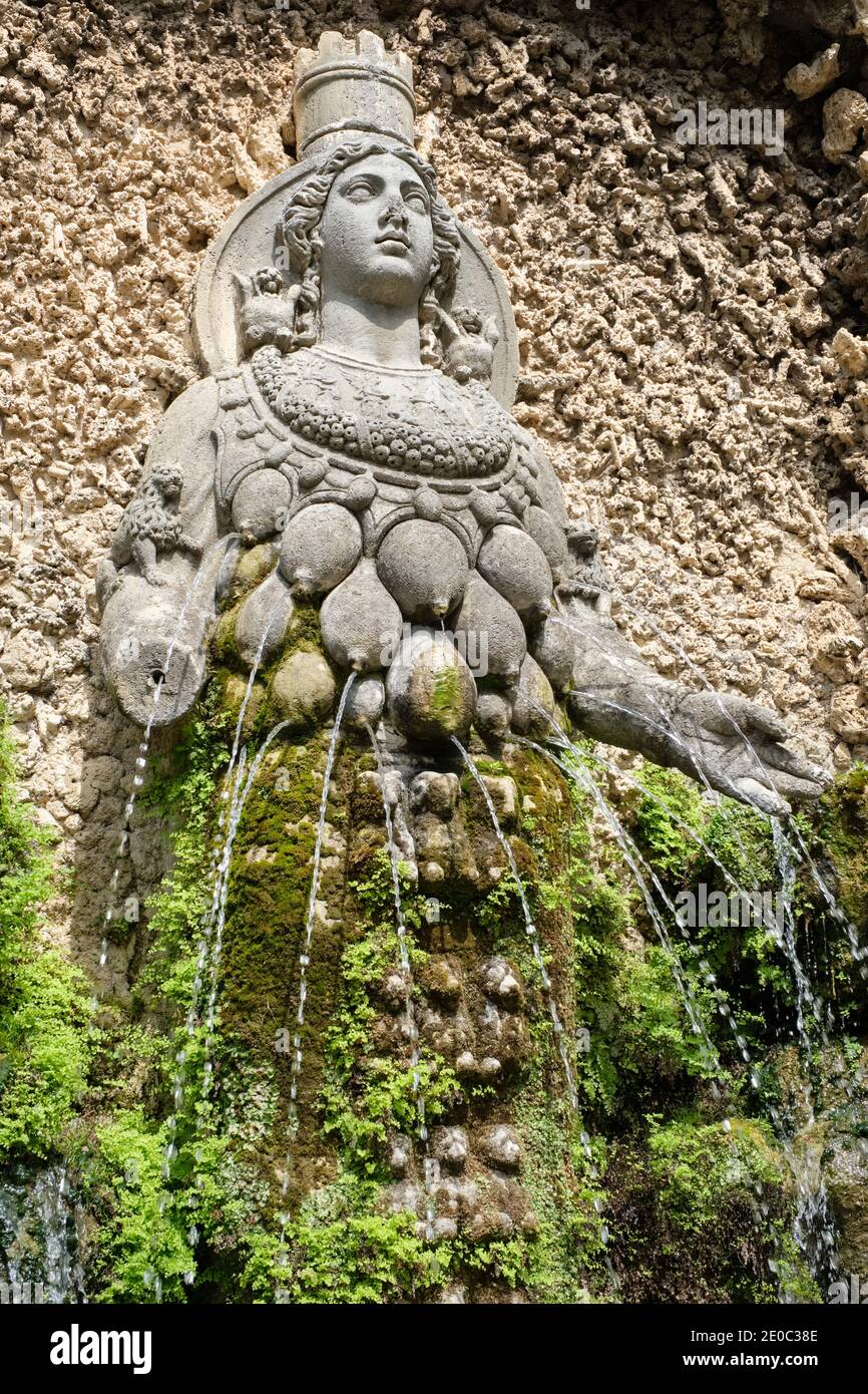 La Fontana di Diana di Efeso conosciuta anche come Fontana di Madre natura nel giardino di Villa d'Este, Tivoli, Italia Foto Stock
