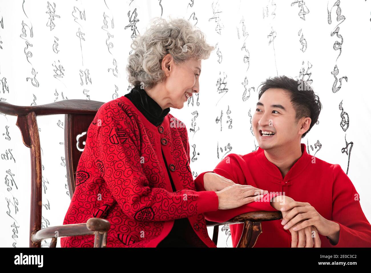 Giovani uomini con madre Lao casalinga Foto Stock