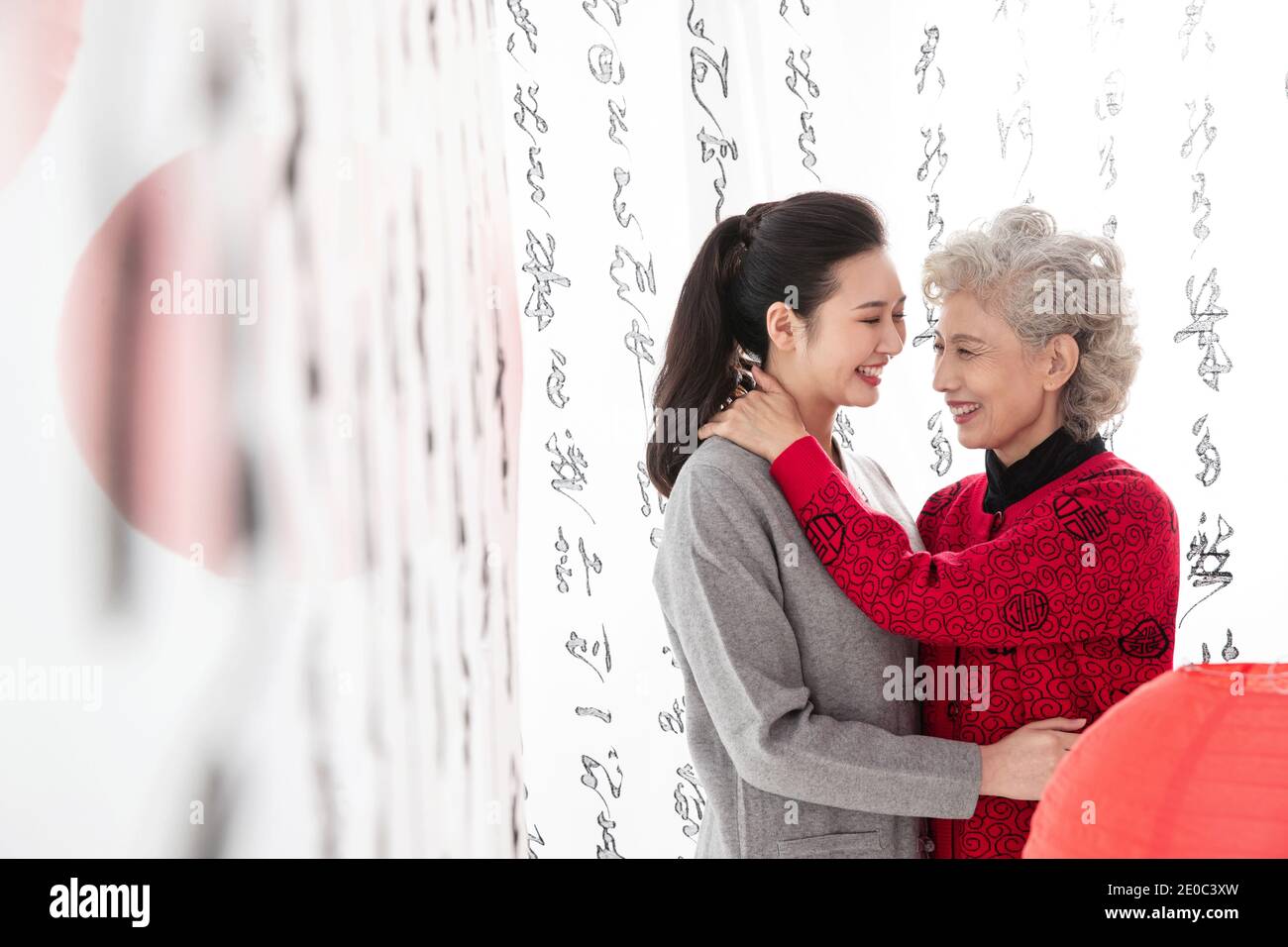 Abbraccio di felicità di madre e figlia Foto Stock