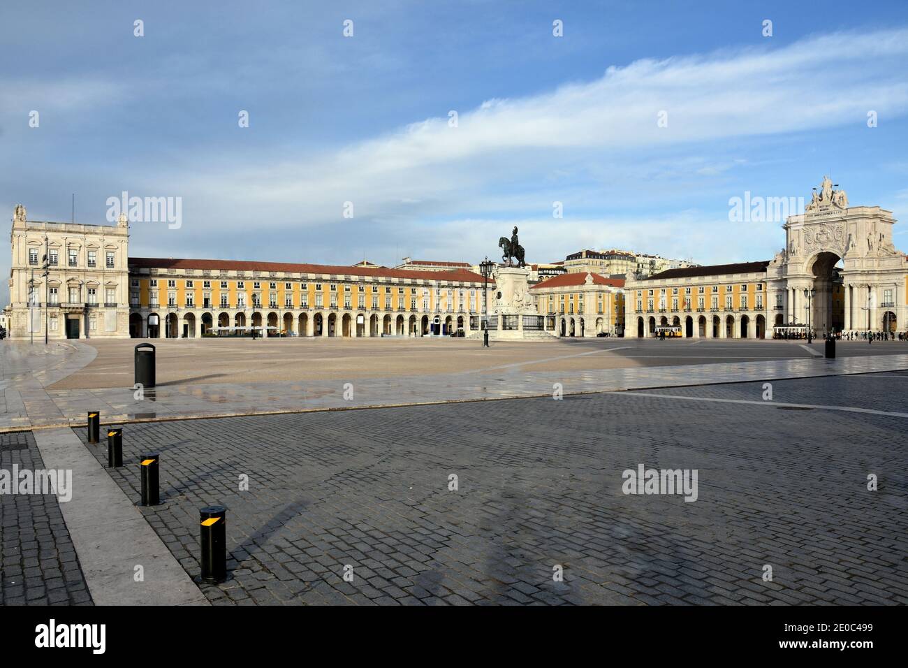 Portogallo, Lisbona, la Piazza del Commercio è formata da edifici simmetrici colorati, con un arco tiumfale e la statua esquistana di Re Giuseppe 1. Foto Stock