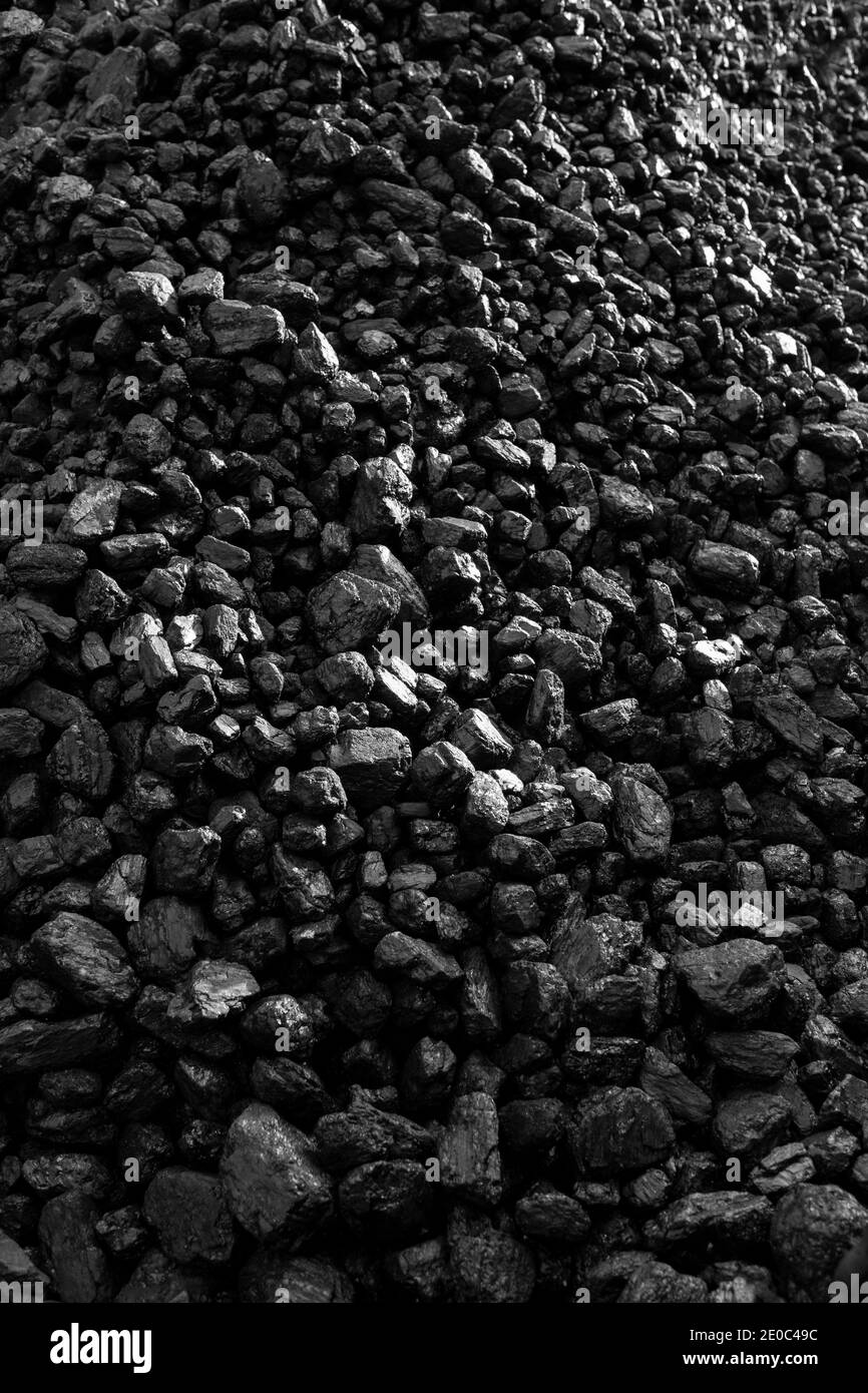 Carbone accatastato all'esterno. Concetto di combustibile fossile. Sfondo testurizzato Foto Stock