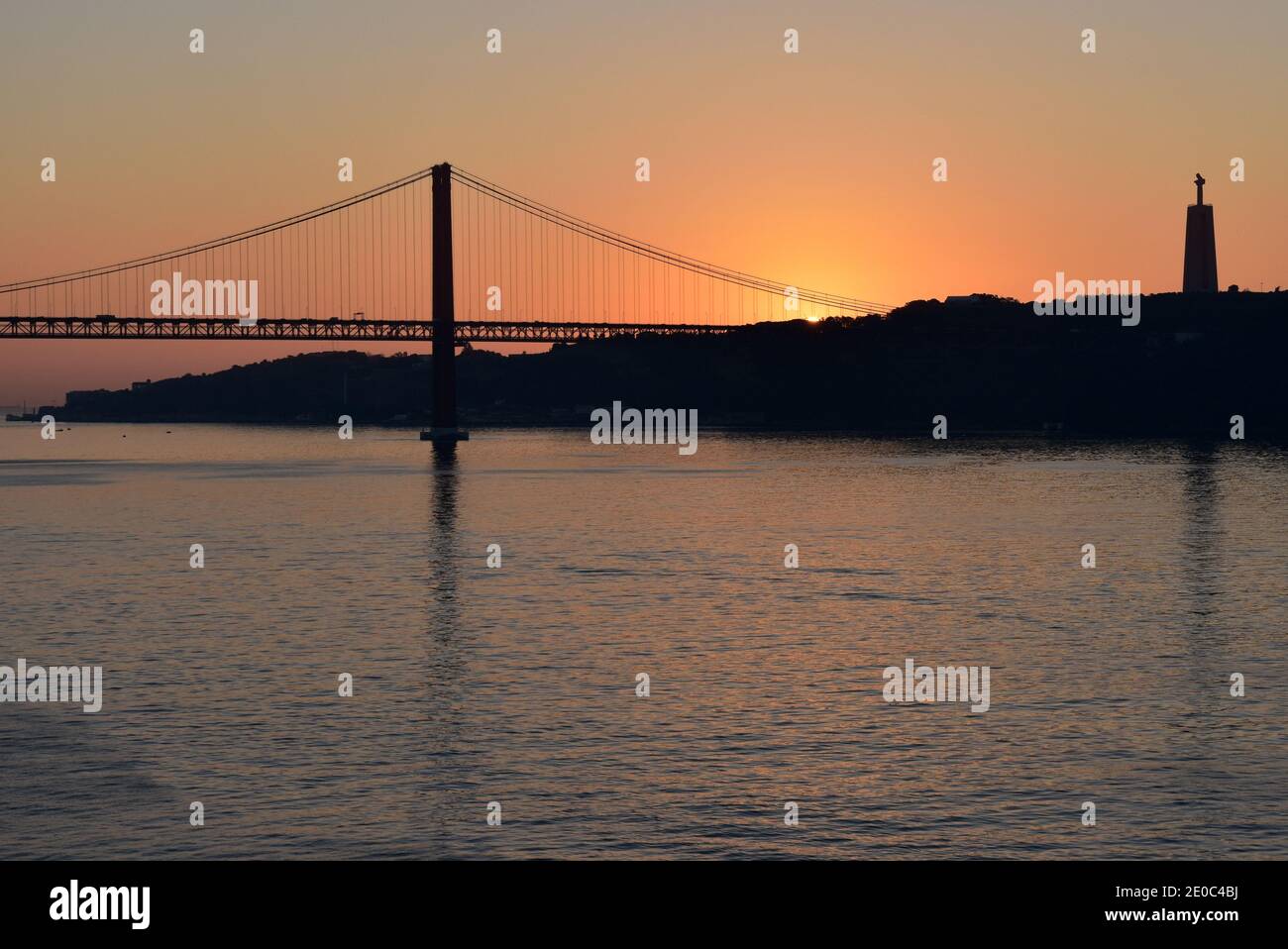 Portogallo, Lisbona, il ponte del 25 aprile e il Cristo Re all'alba sul fiume Tago, con colori magnifici. Foto Stock