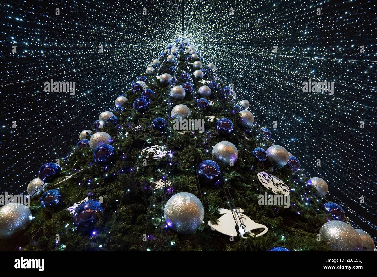 albero di natale con ghirlande. vista dall'alto Foto Stock