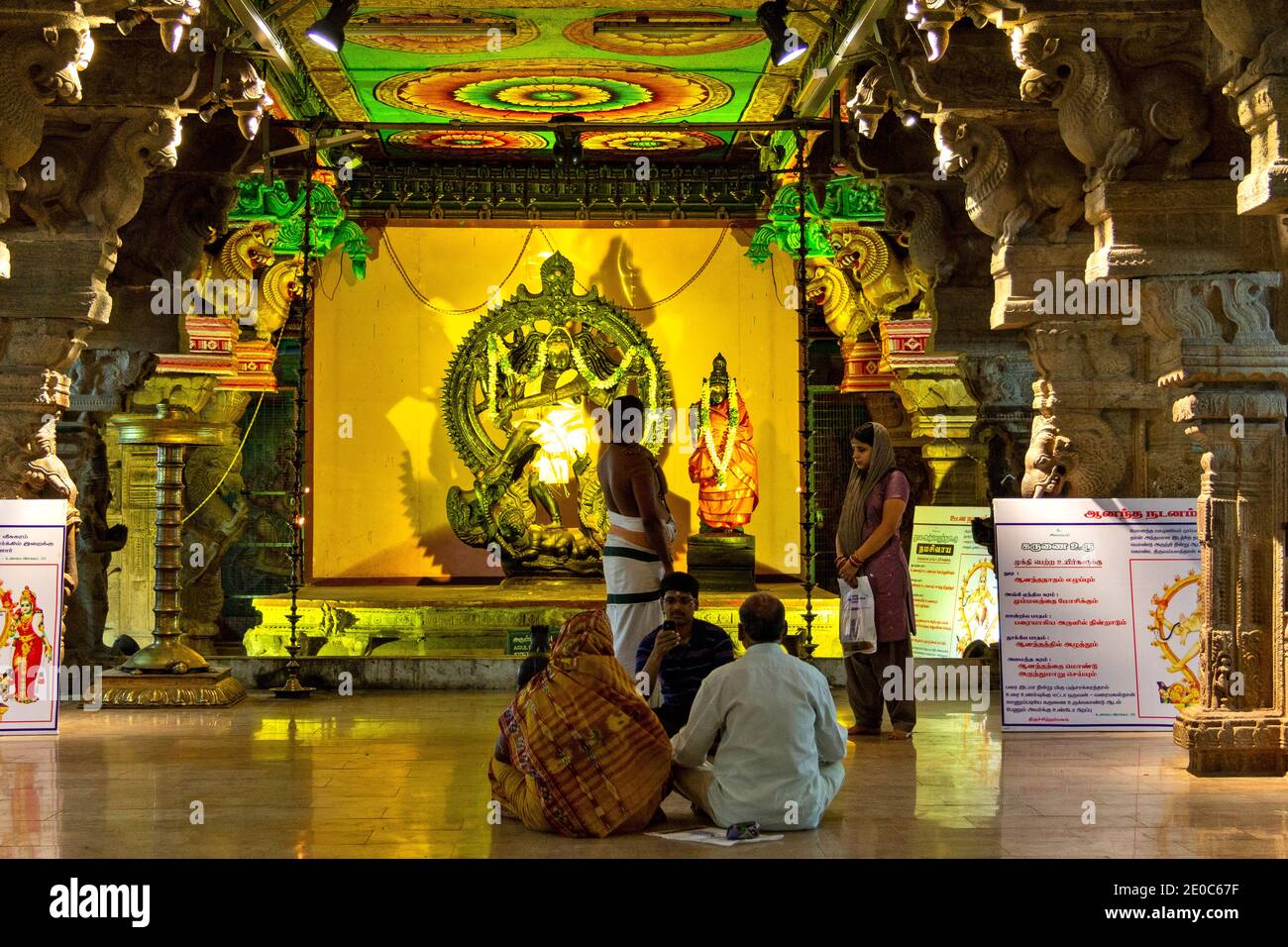 INDIA MADURAI TAMIL NADU INTERNO DEL COMPLESSO DEL TEMPIO DI MEENAKSHI AMMAN PELLEGRINI AL SANTUARIO DI SHIVA Foto Stock