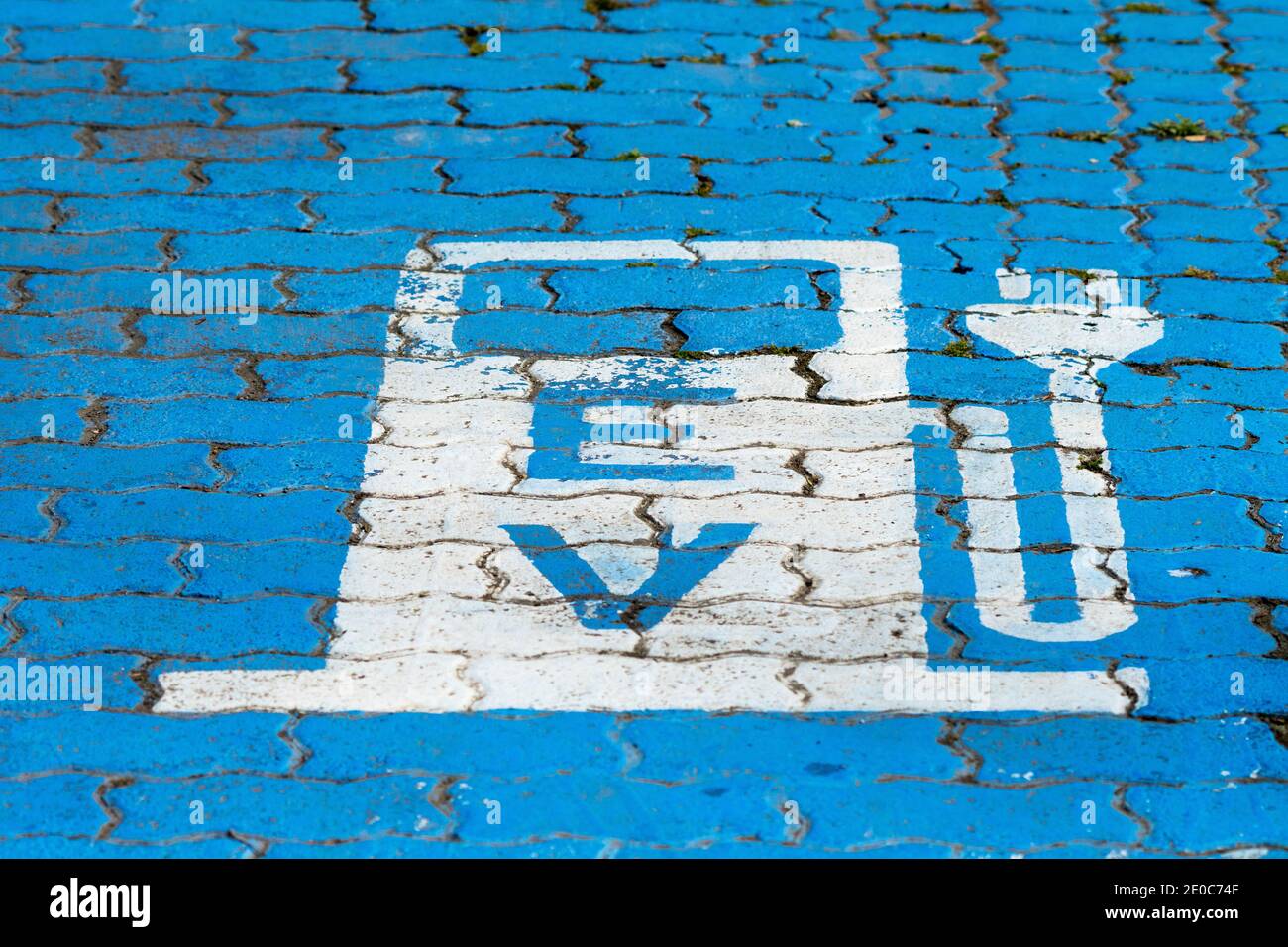 Cartello veicolo elettrico o elettrico a terra che delimita A. vano di parcheggio per ricaricare un'auto all'aperto concept technology e. Energia verde in Sud Arica Foto Stock