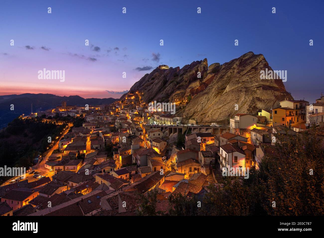 Europa Italia meridionale Pietrapertosa. Villaggio. piccole dolomiti. Dragon denti rocce Foto Stock