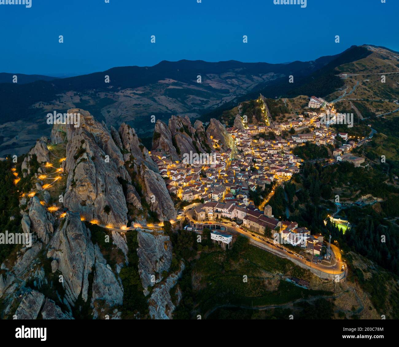 Europa Italia meridionale Pietrapertosa. Villaggio. piccole dolomiti. Dragon denti rocce Foto Stock
