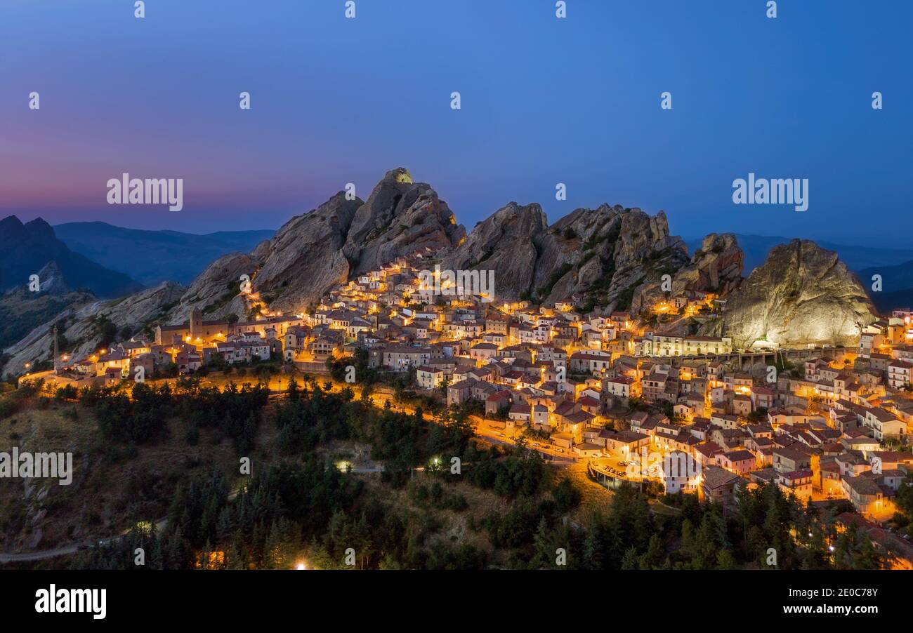 Europa Italia meridionale Pietrapertosa. Villaggio. piccole dolomiti. Dragon denti rocce Foto Stock